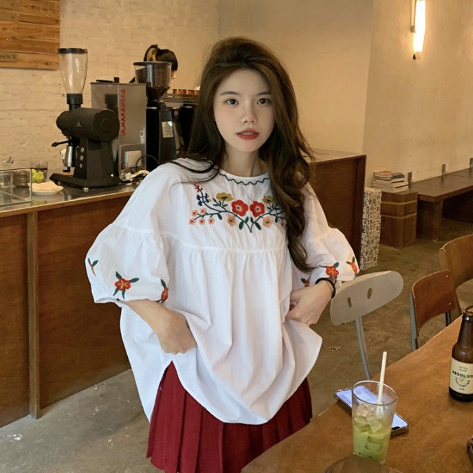 Red Lentera Lengan Boneka Kemeja Wanita Musim Panas 2023 Baru Rasa Desain Industri Berat Bordir Longgar Lengan Pendek Pullover Atasan Kemeja