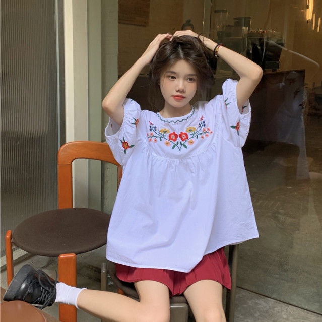 Red Lentera Lengan Boneka Kemeja Wanita Musim Panas 2023 Baru Rasa Desain Industri Berat Bordir Longgar Lengan Pendek Pullover Atasan Kemeja