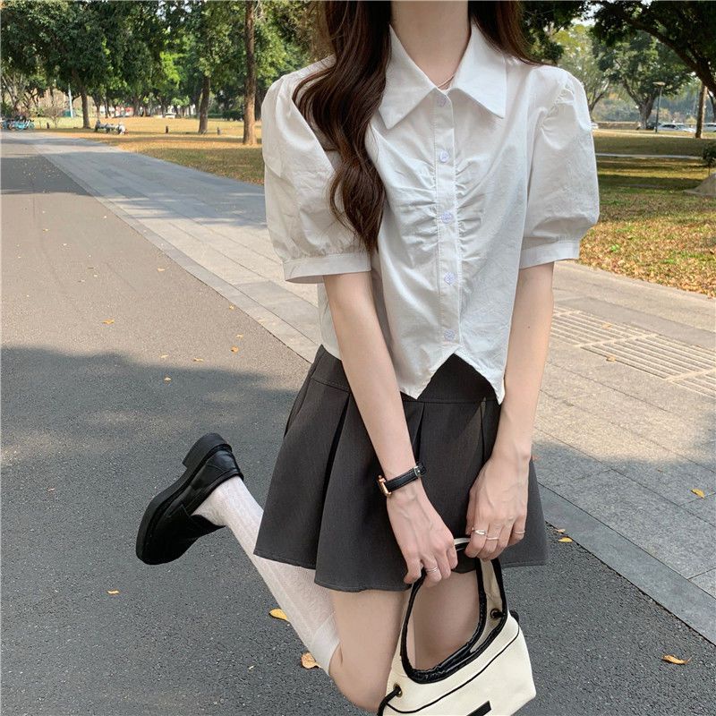 Red Musim panas kemeja putih lengan pendek wanita versi Korea baru desain rasa ceruk slim slim berkerut chic kemeja pendek