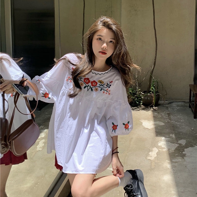 Red Lentera Lengan Boneka Kemeja Wanita Musim Panas 2023 Baru Rasa Desain Industri Berat Bordir Longgar Lengan Pendek Pullover Atasan Kemeja