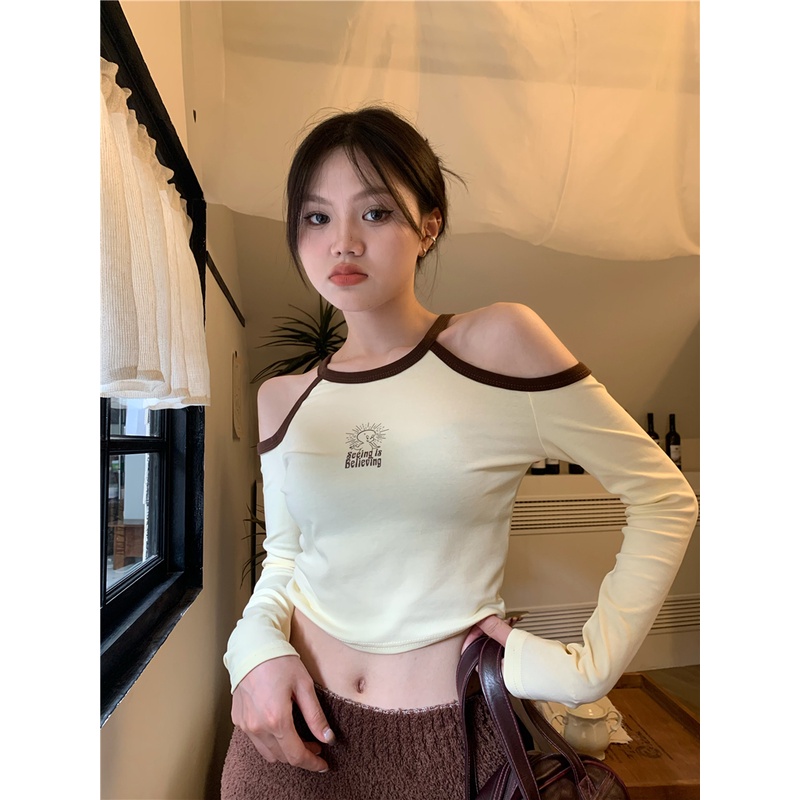 Red Kumikumi Menyenangkan Desain Cetak Rasa Off-Shoulder Lengan Panjang T-shirt Wanita Musim Gugur Ramping dan Tipis Pendek Pusar atasan