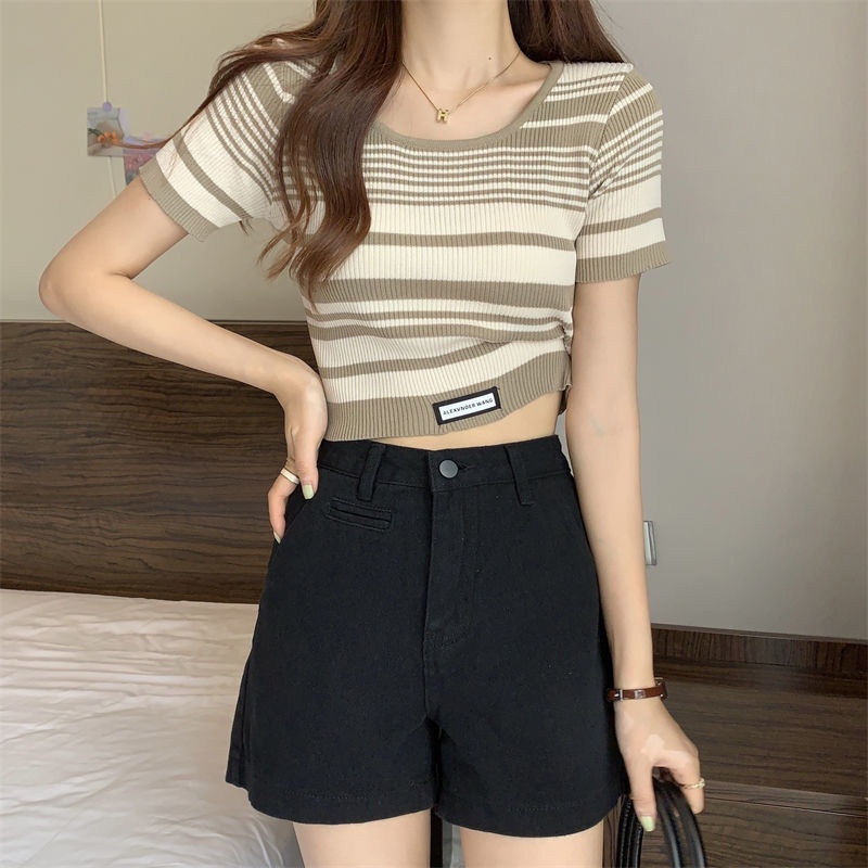 Red Bergaris Lengan Pendek T-shirt Musim Panas Wanita Rasa Desain Niche Bahu Depan Rajutan T-shirt Gadis Panas Kartu Pendek Pinggang Kecil atasan Kemeja