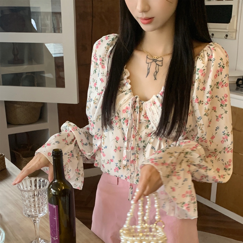 Red Korea Manis dan Mengurangi Usia Kecil Bunga Segar Lengan Panjang Kemeja Sifon Wanita Musim Semi Niche Desain Jahitan renda Top