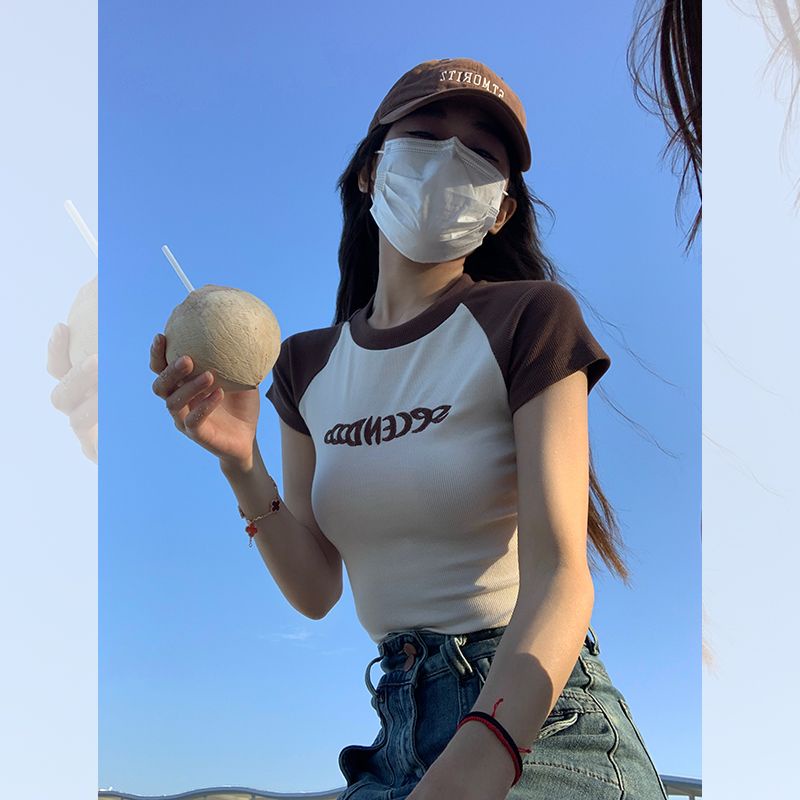 Red Design sense ceruk pencocokan warna lengan pendek T-shirt wanita musim panas hot girls memakai pendek bottoming kemeja pinggang tinggi ketat atas trendi