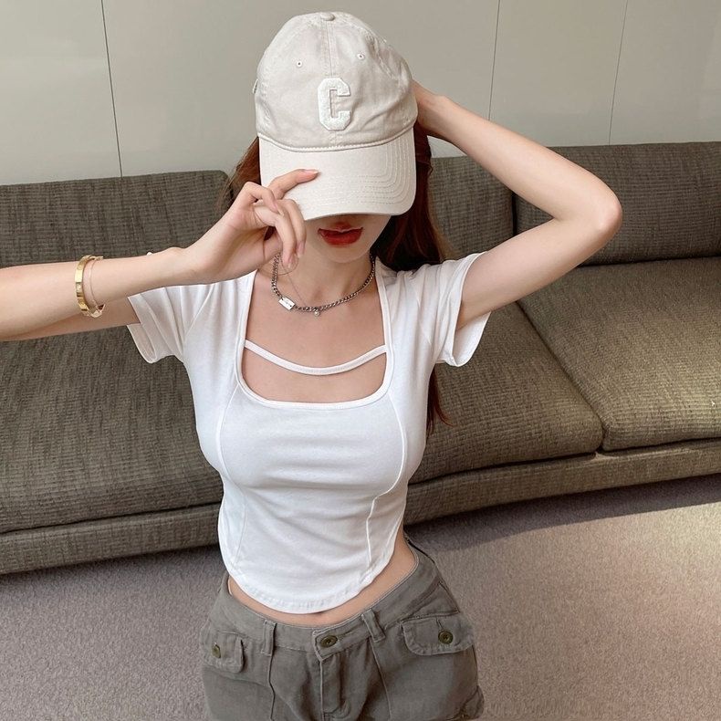 Red Gadis rempah-rempah adalah atasan pendek yang unik dan manis dan pedas dengan desain rasa ceruk tulang selangka kaos lengan pendek kerah persegi untuk wanita musim panas