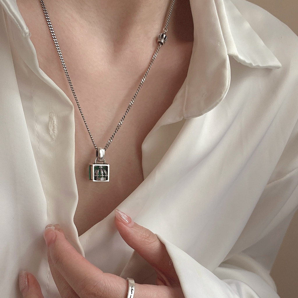 Goldkingdom Fashion Perhiasan Aksesoris Ready Stock Retro Marcasite Mahkota Hijau Kalung Perempuan Pasang Merek Liontin Niche Ins Pasang Merek Mewah Fashion Aksesoris.