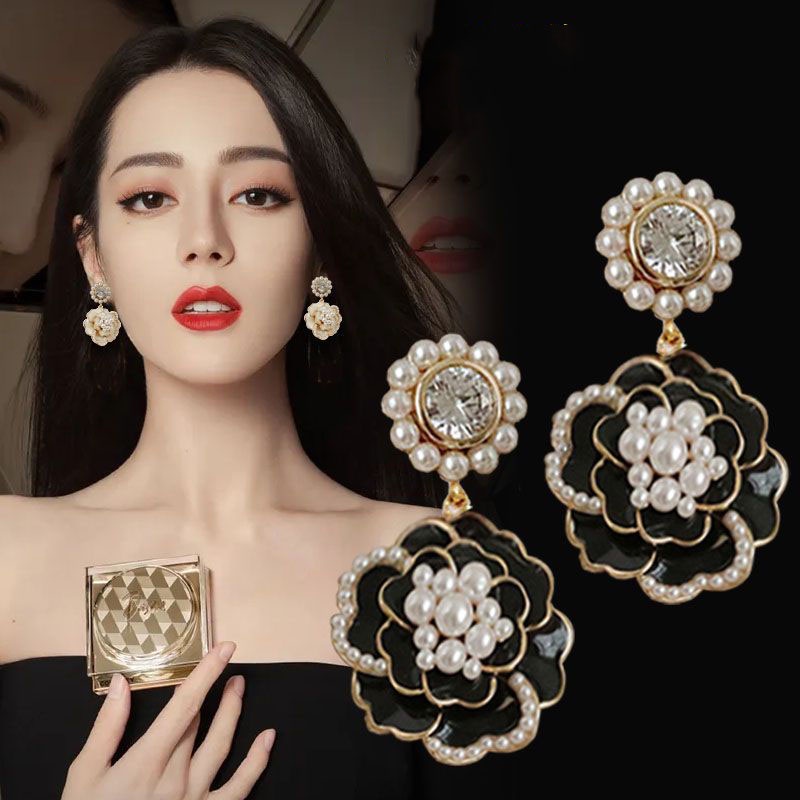 Anting Tusuk Desain Bunga Camellia Hias Mutiara + Berlian Gaya Elegan / Kelas Untuk Wanita