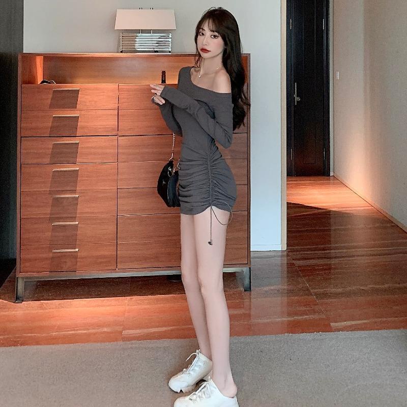 Red Musim semi dan musim gugur 2022 pakaian wanita baru versi Korea dari bahu miring gaun berlipit pas pinggang pelangsing rok tas A-line pinggul