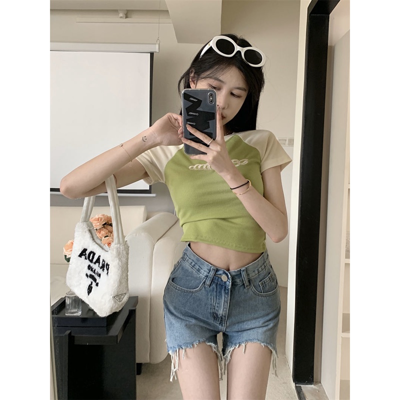 Red Gadis Panas Lengan Pendek Bahu Depan T-shirt Wanita Musim Panas Baru Rasa Desain Niche Slim Slim Keinginan Murni Angin Pendek top Tide