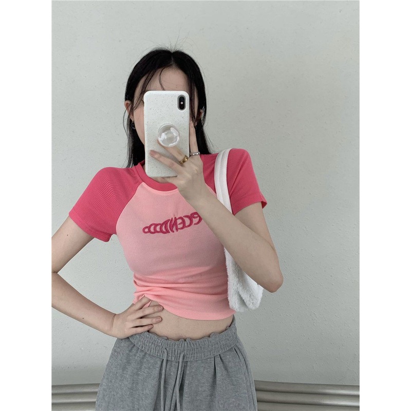 Red Gadis Panas Lengan Pendek Bahu Depan T-shirt Wanita Musim Panas Baru Rasa Desain Niche Slim Slim Keinginan Murni Angin Pendek top Tide