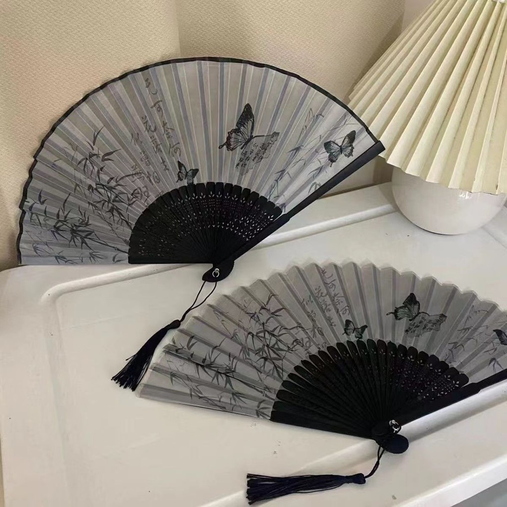 

Lukisan Tinta Hitam Kipas Cheongsam Membawa Kipas Lipat Rumbai Tiongkok