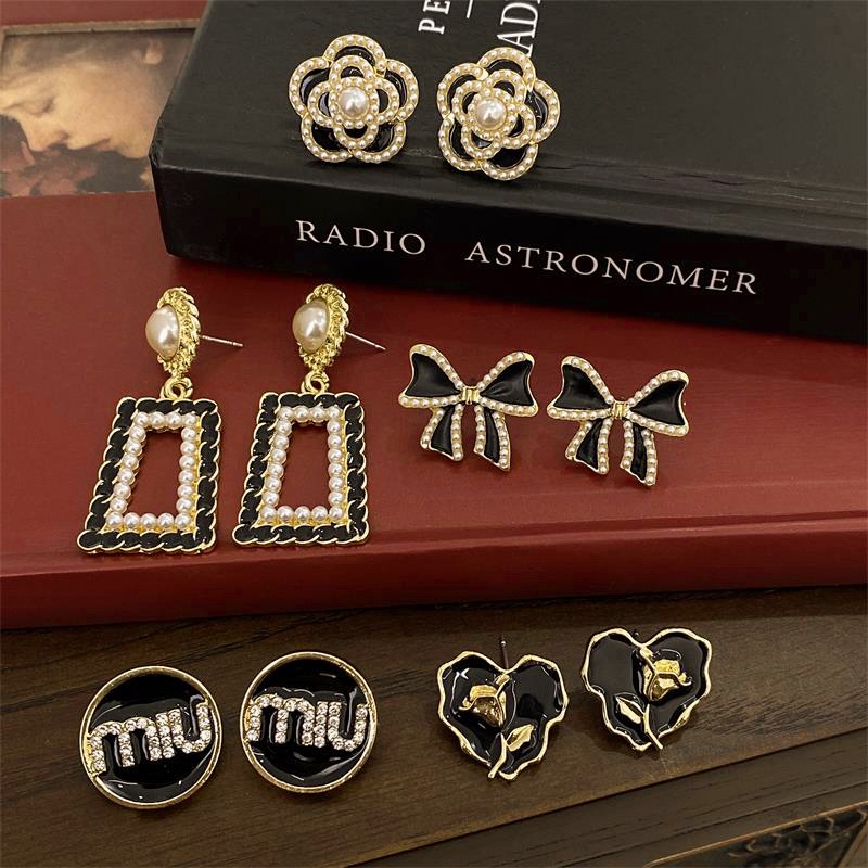 Gaya Korea Berlapis Emas Anting Pejantan Wanita Retro Anting Mutiara Musim Panas Bunga Fashion Stud Earrings