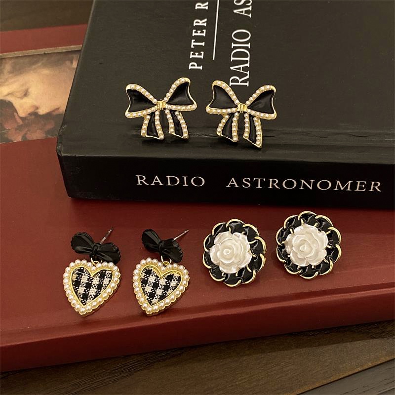 Gaya Korea Berlapis Emas Anting Pejantan Wanita Retro Anting Mutiara Musim Panas Bunga Fashion Stud Earrings