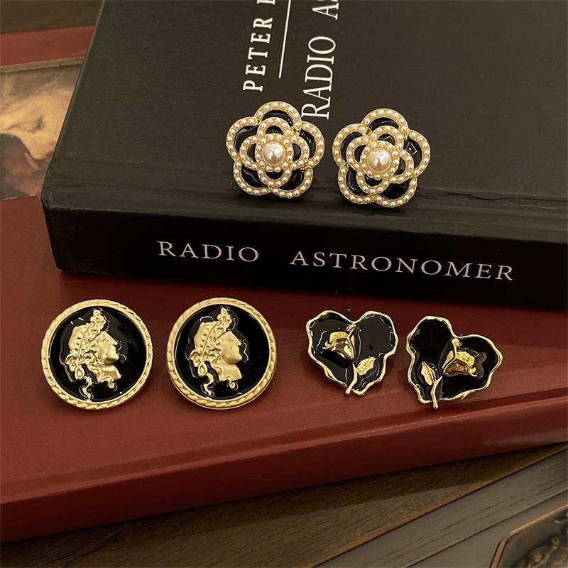 Gaya Korea Berlapis Emas Anting Pejantan Wanita Retro Anting Mutiara Musim Panas Bunga Fashion Stud Earrings