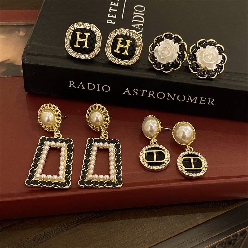 Gaya Korea Berlapis Emas Anting Pejantan Wanita Retro Anting Mutiara Musim Panas Bunga Fashion Stud Earrings