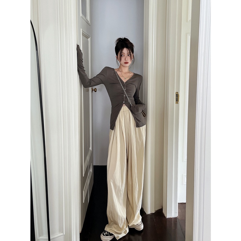 Red Kumikumi Suit Wanita Slim V-Leher Lengan Panjang T-shirt Lipit Top Musim Dingin Lebar Kaki Celana Kasual Celana Two-Piece Set