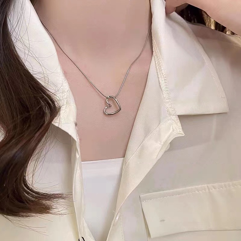 Versi Korea Dari Hati Berongga Sederhana Baja titanium Perhiasan Hadiah Kalung Wanita