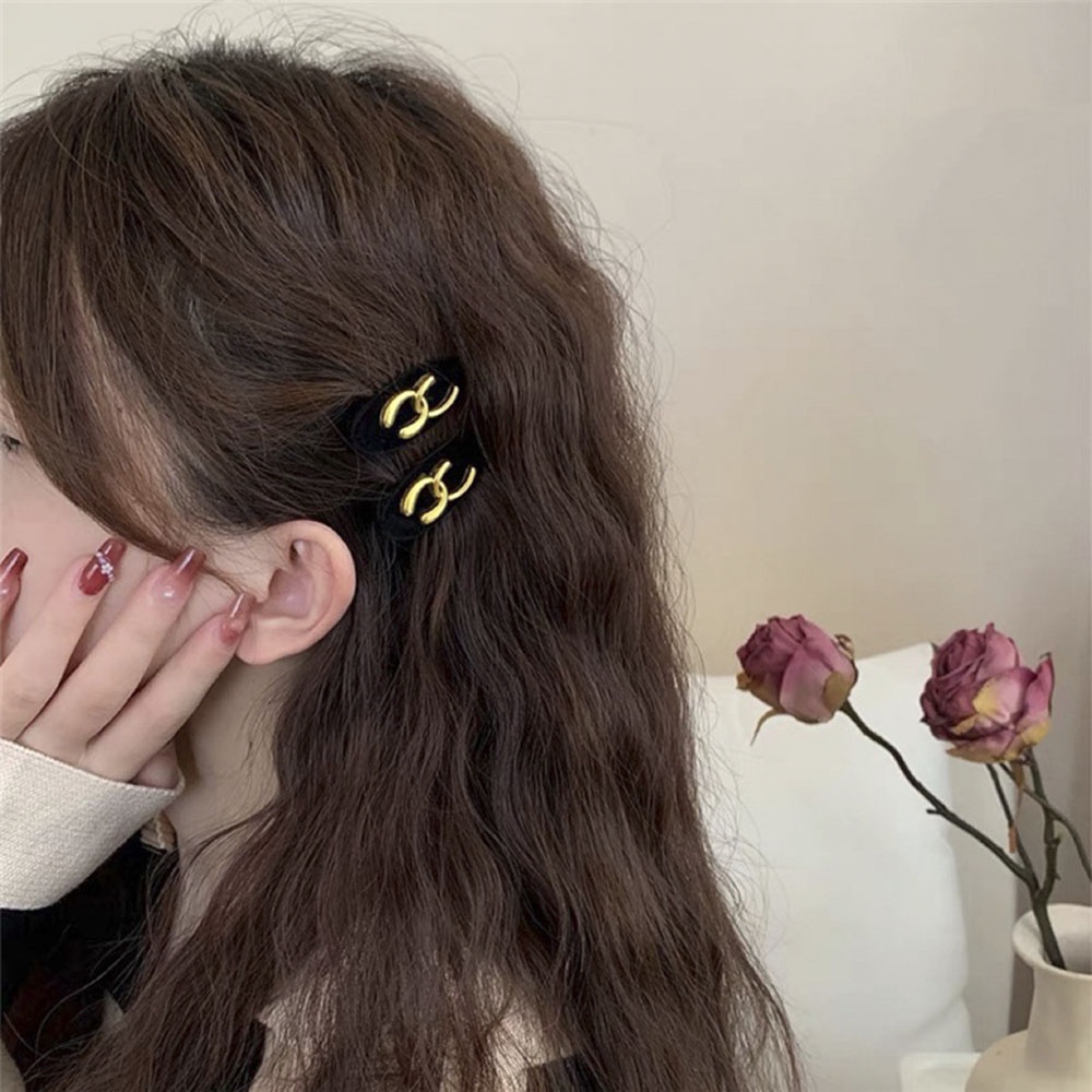 Double C Metal Letter Hair Clip Sepasang Klip Duckbill Hitam Berbondong-Bondong Vintage Dengan Hiasan Klip Rambut Rusak Samping Untuk Aksesoris Rambut Wanita