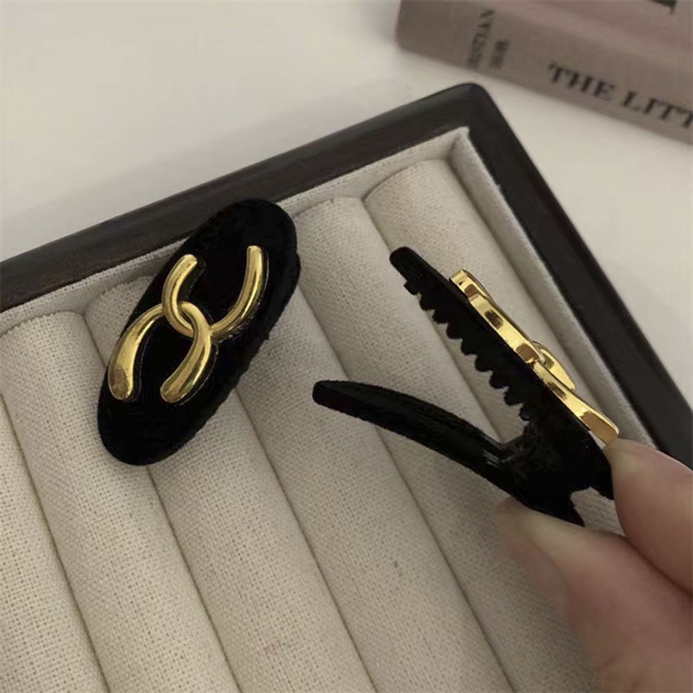 Double C Metal Letter Hair Clip Sepasang Klip Duckbill Hitam Berbondong-Bondong Vintage Dengan Hiasan Klip Rambut Rusak Samping Untuk Aksesoris Rambut Wanita