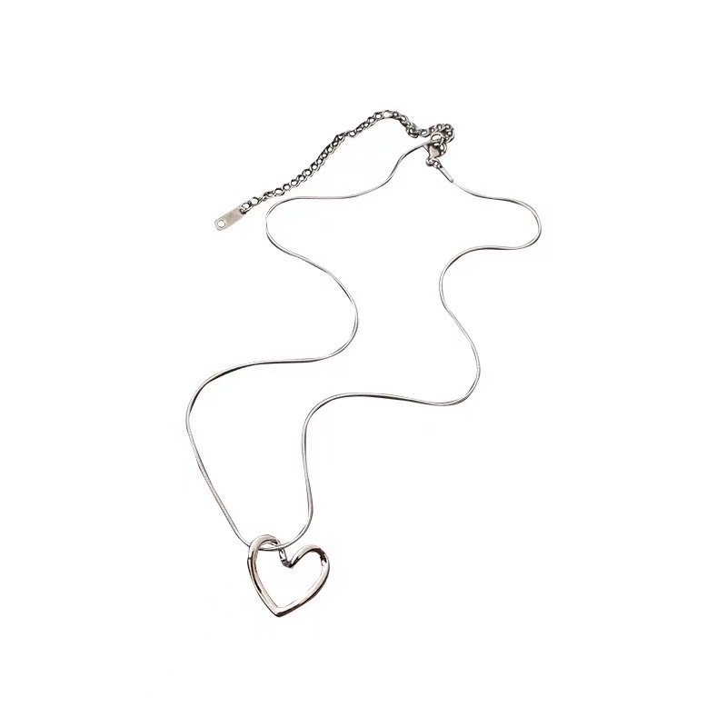 Versi Korea Dari Hati Berongga Sederhana Baja titanium Perhiasan Hadiah Kalung Wanita