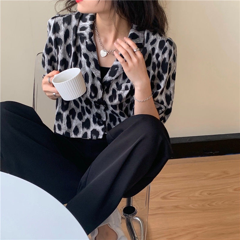 Red 2022 musim panas baru setelan retro kerah longgar pendek kemeja macan tutul feminim pusar lengan pendek pasang atas